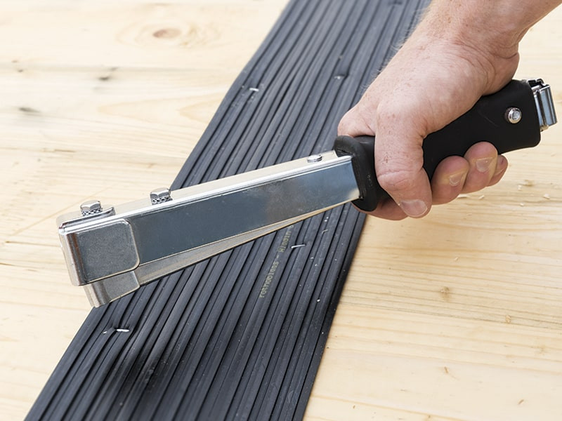 applicazione-graffatrice-a- martello-hammer-stapler-47